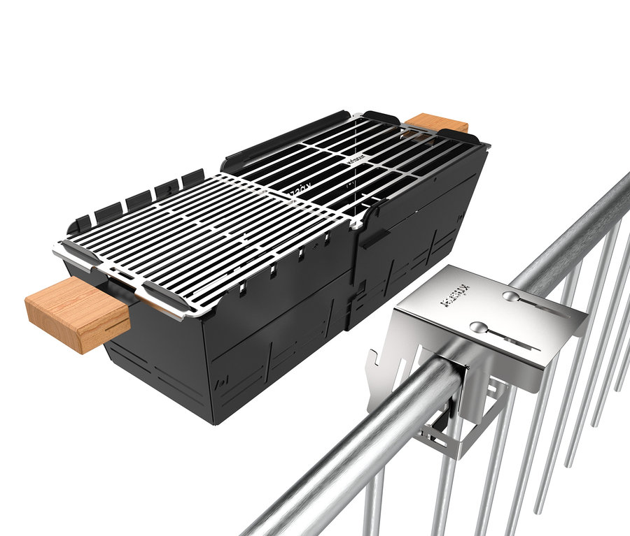 Schwarzer Grill mit Holzelementen und silberner Knister Grill-Balkonhalterung an einem metallischen Geländer.