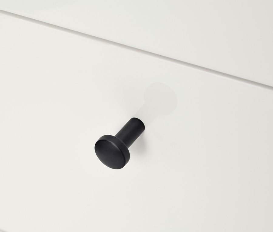 Detail einer weißen »Bekeson« Kommode mit schwarzem Griff.