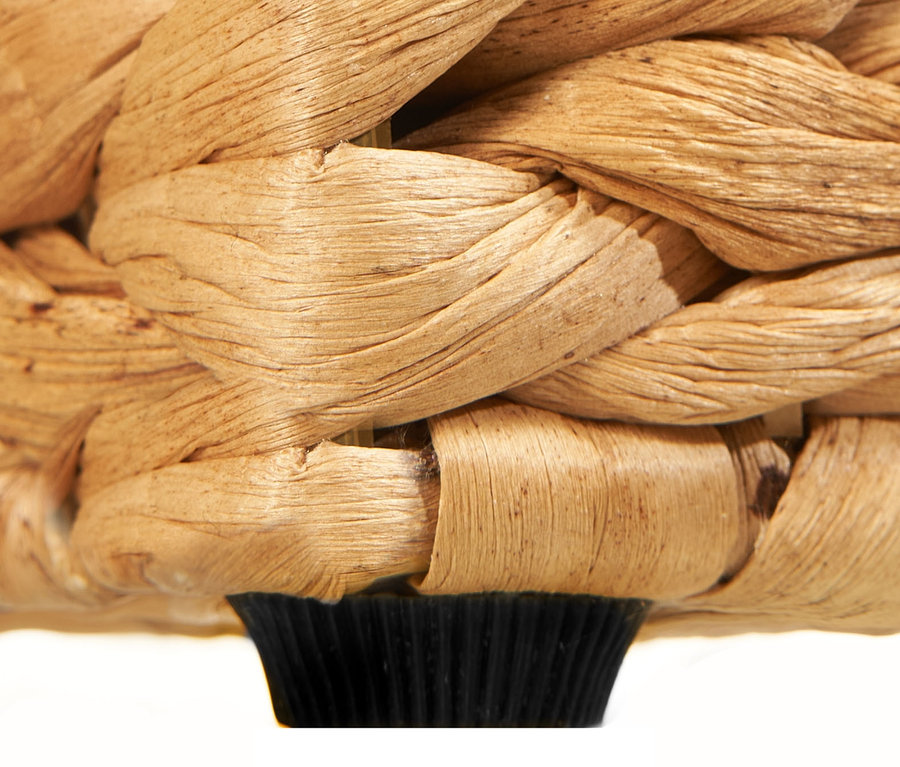 Nahaufnahme eines beigen 3er-Pflanzkastens, ca. 77 x 28 x 77 cm.