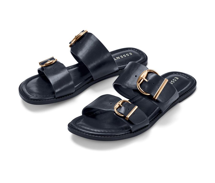 Zwei schwarze Sandalen mit Schnalle liegen auf einem weißen Hintergrund.