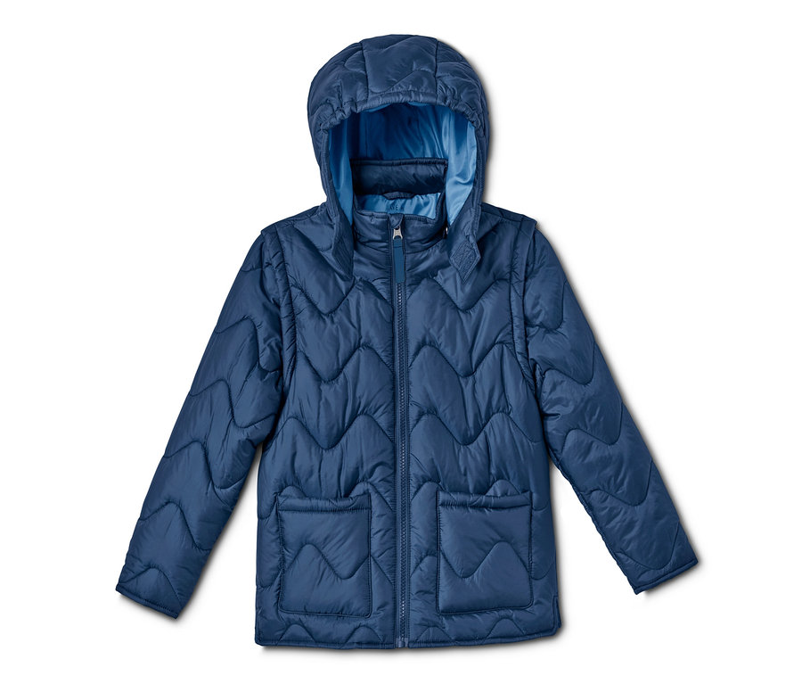 Eine blaue Steppjacke mit abnehmbaren Ärmeln liegt flach auf einem weißen Hintergrund.
