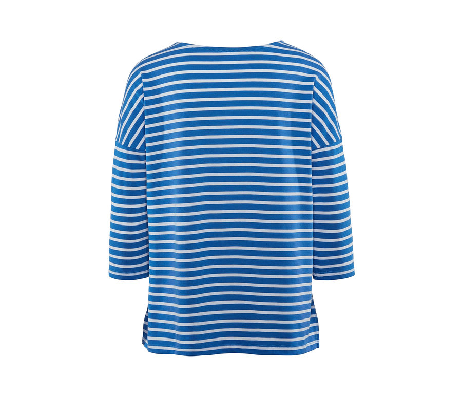 Blau-weiß gestreiftes Shirt mit Streifen.