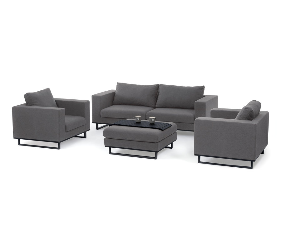 Graues Premium-Lounge-Set aus Sunbrella®-Stoff mit zwei Sesseln, einem Sofa und einer Fußbank mit zwei Tassen, alles vor einem weißen Hintergrund.