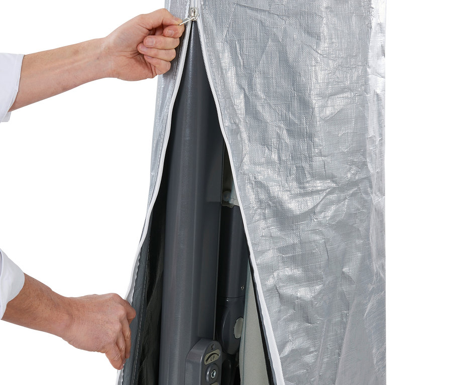 Eine Hand öffnet die silberne Hülle eines Leco Premium-Ampelschirms.