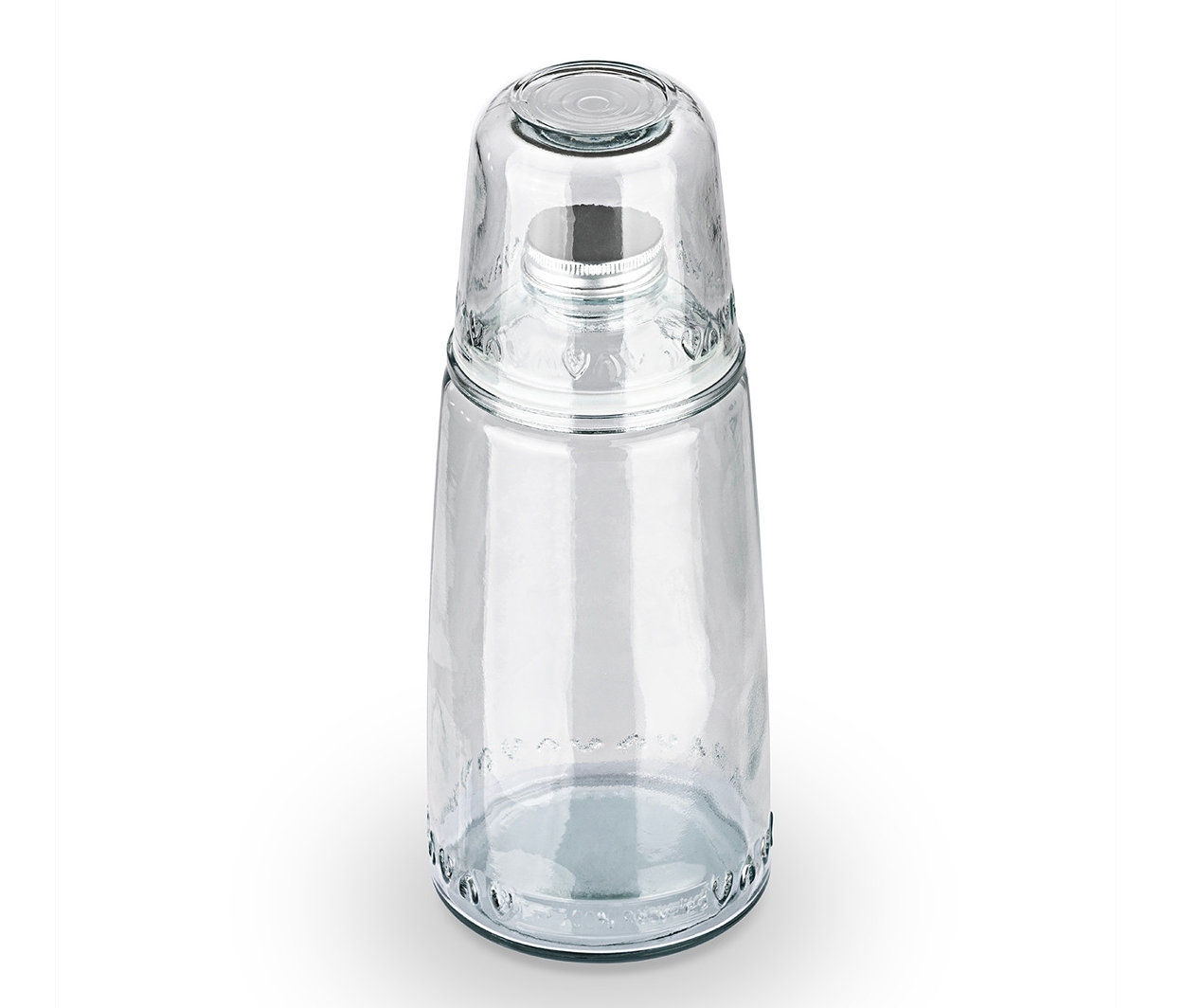 Eine Wasserflasche aus Glas mit einem Glas oben drauf.