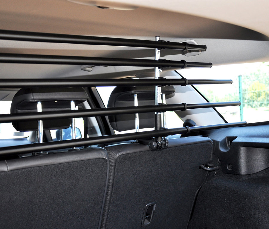 Blick von hinten in den Innenraum eines Autos mit schwarzem dobar Autotrenngitter »Walky barrier«.
