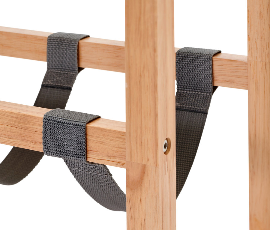 Detailansicht eines schmalen Standregals.