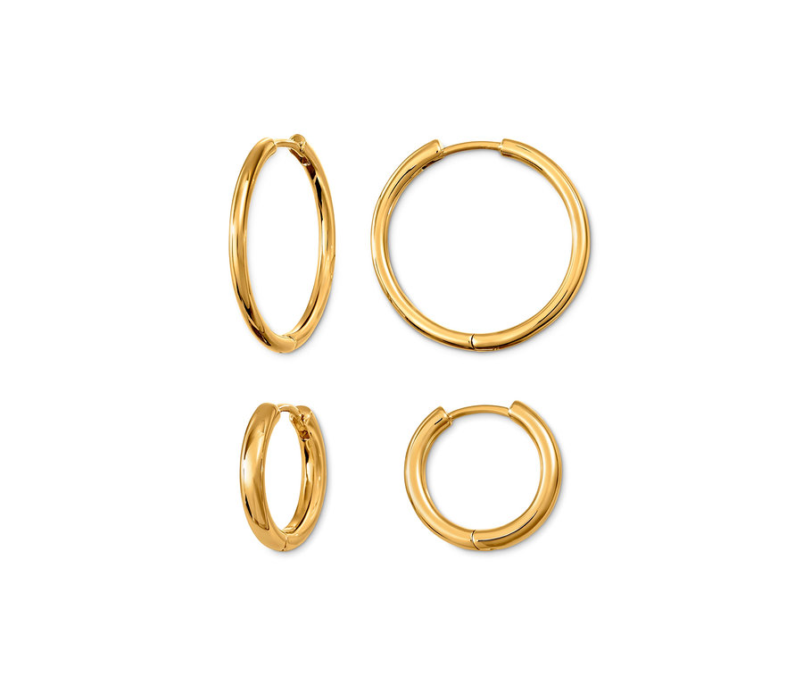 Zwei Paar goldene Creolen Ohrringe, ein Creolen-Set, auf weißem Hintergrund.