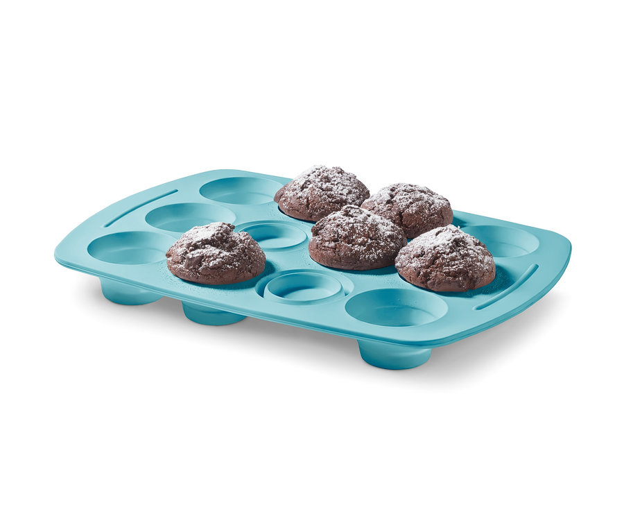 Fünf mit Zucker bestreute Muffins in einem faltbaren Silikon-Muffinblech.