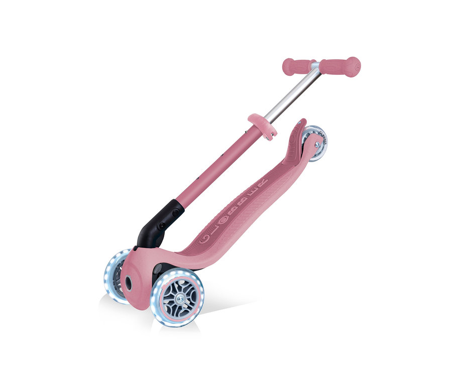 Beerenfarbener GLOBBER Roller »Junior Foldable Lights Eco« mit leuchtenden Rädern.