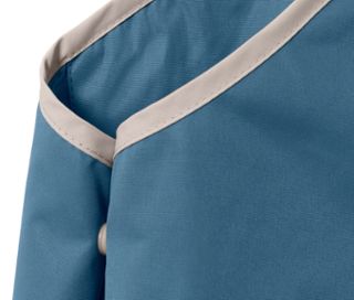 Detail einer blauen Kleinkind-Regenhose mit beiger Bordüre.