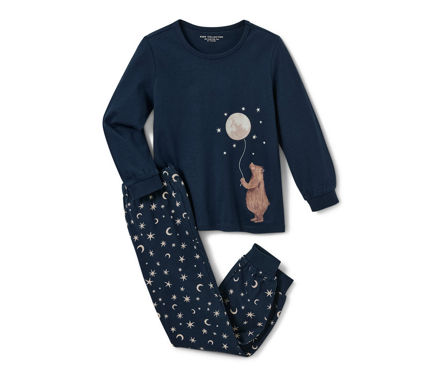 Marineblauer Kinder-Pyjama »Mond«, glow in the dark, mit Bär, der einen Mond hält, auf dem Oberteil und Mond- und Sternmuster auf der Hose.