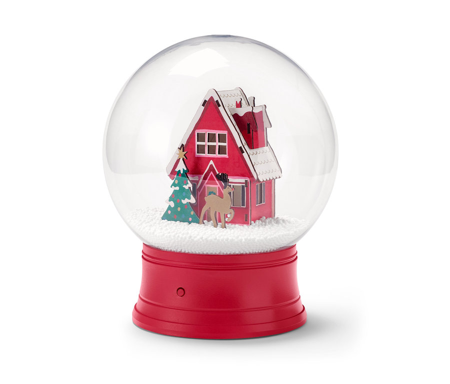 Im Inneren einer LED-Schneekugel befinden sich ein rotes Haus, ein Weihnachtsbaum und eine Hirschfigur.