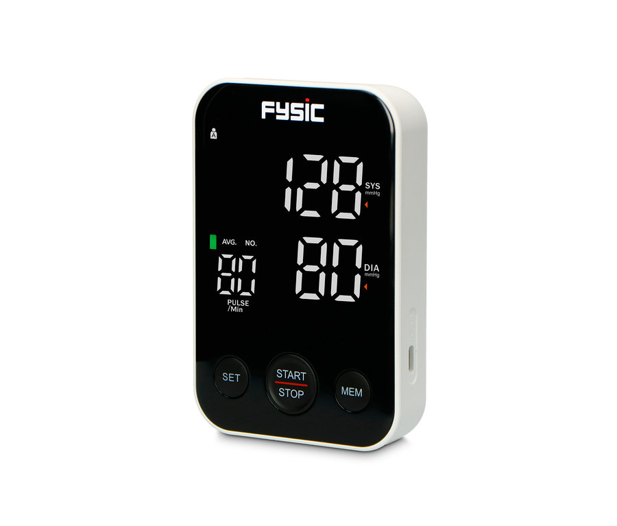 Detailaufnahme eines Oberarm-Blutdruckmessgeräts mit HD-Display, das systolische und diastolische Blutdruckwerte sowie den Puls anzeigt.