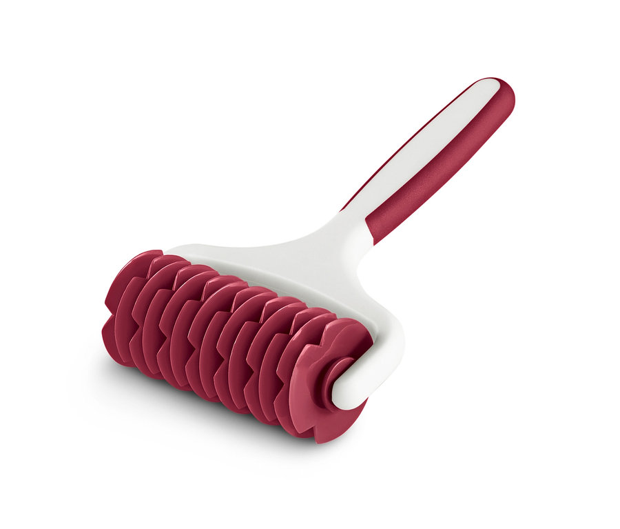 Nahaufnahme einer Gitterteigrolle mit weißem Griff und weinrotfarbenem Walzenteil.