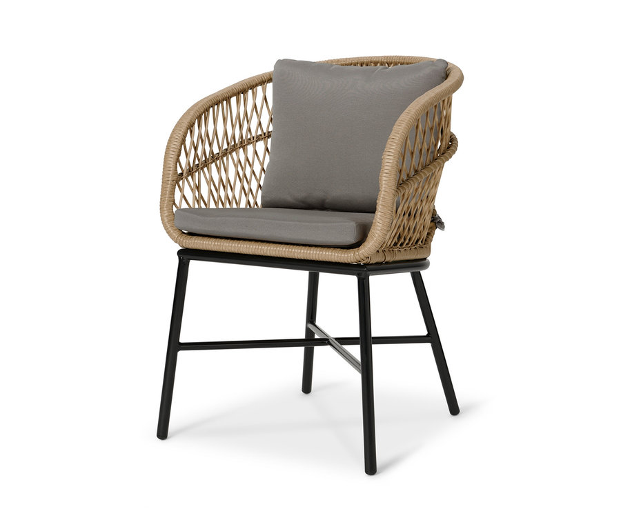 Dining-Stuhl mit Polyrattangeflecht und grauem Kissen.