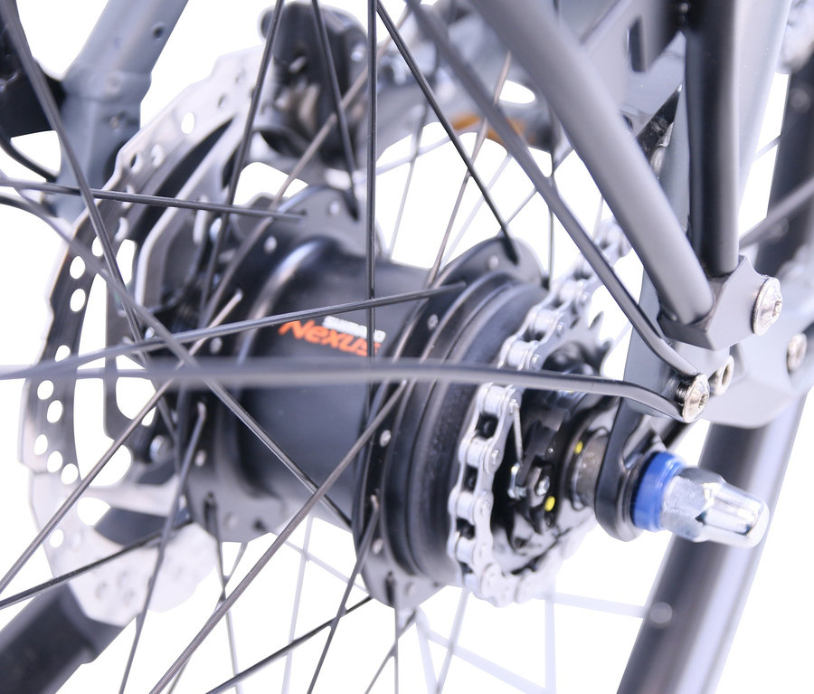 Detailaufnahme vom Hinterrad des grauen HAWK Bikes E-Bike Damen »eCity Wave Integrated Lady STEPS« mit 28 Zoll und 44-cm-Rahmen.