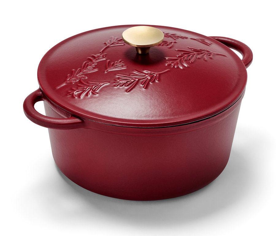 Ein roter Gusseisen-Topf mit Deckel und goldenem Griff.