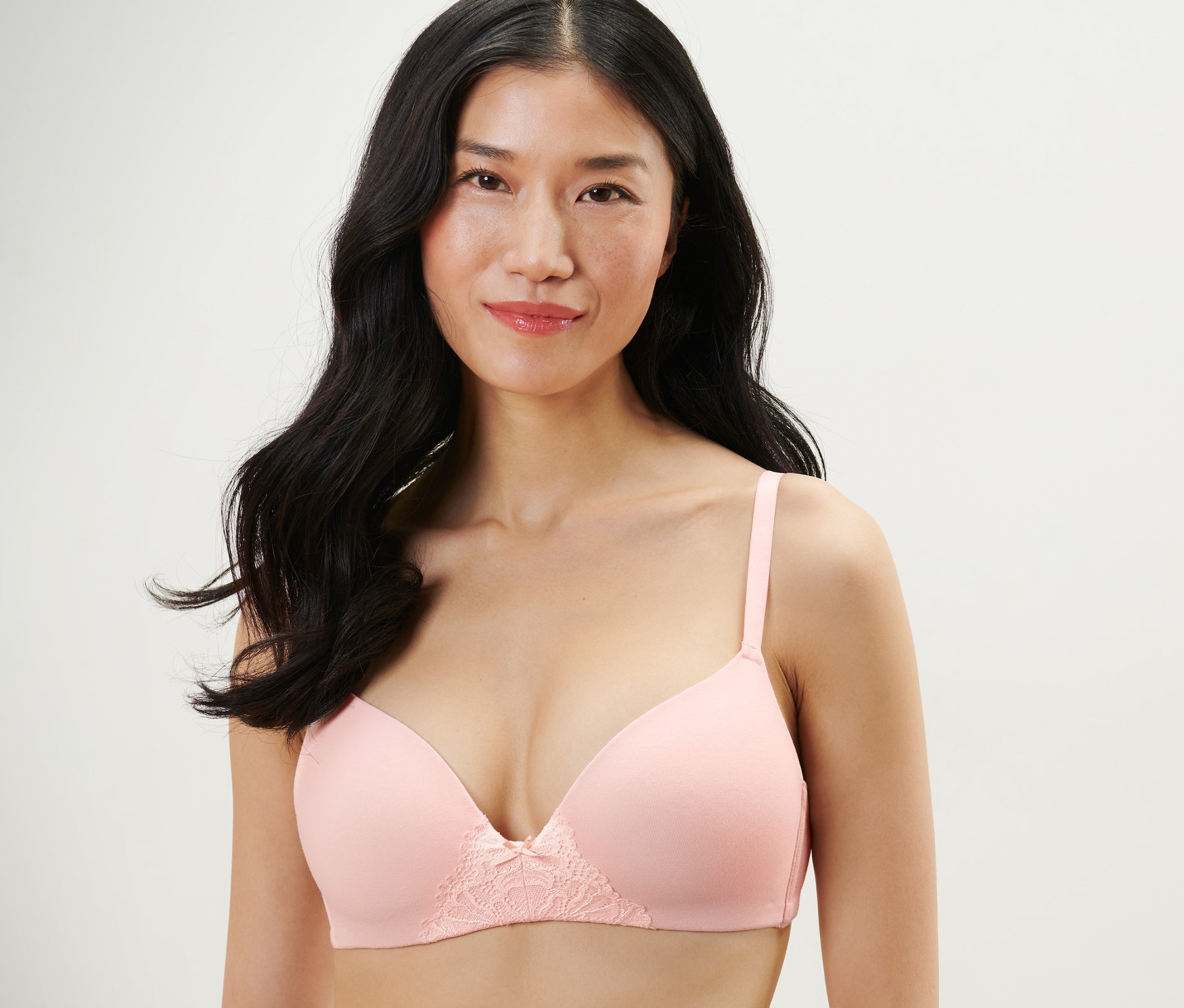 Frau trägt einen roséfarbenen Softschalen-BH.