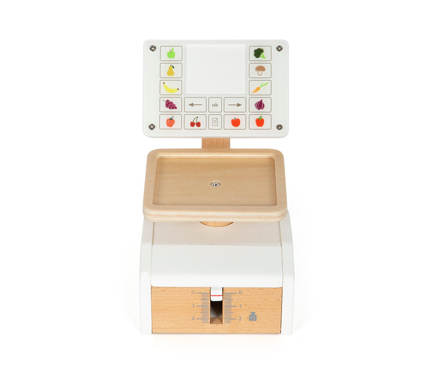 Eine hölzerne small foot Waage »fresh« mit Abbildungen von Obst und Gemüse auf weißem Hintergrund.