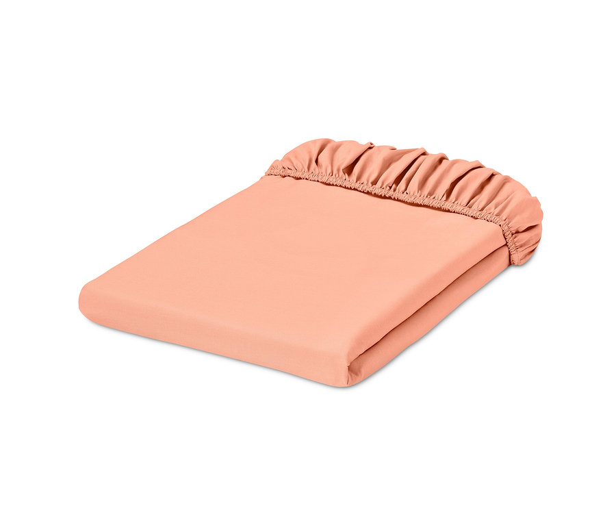 Ein gefaltetes Aprikosen-Perkal-Spannbettlaken in Normalgröße.