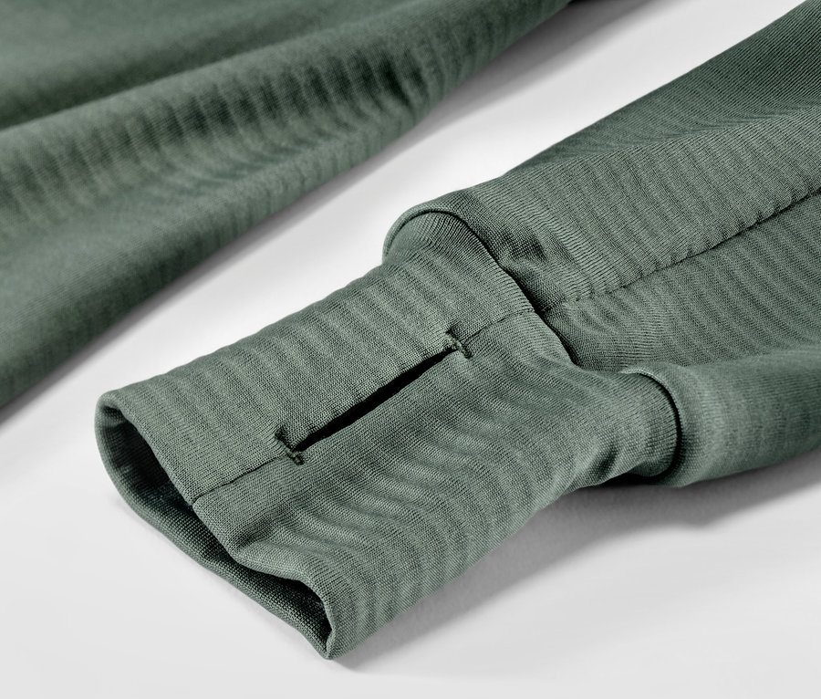 Detailaufnahme eines Kinder-Langarm-Funktionsshirts, das ein Daumenloch an der Manschette zeigt.