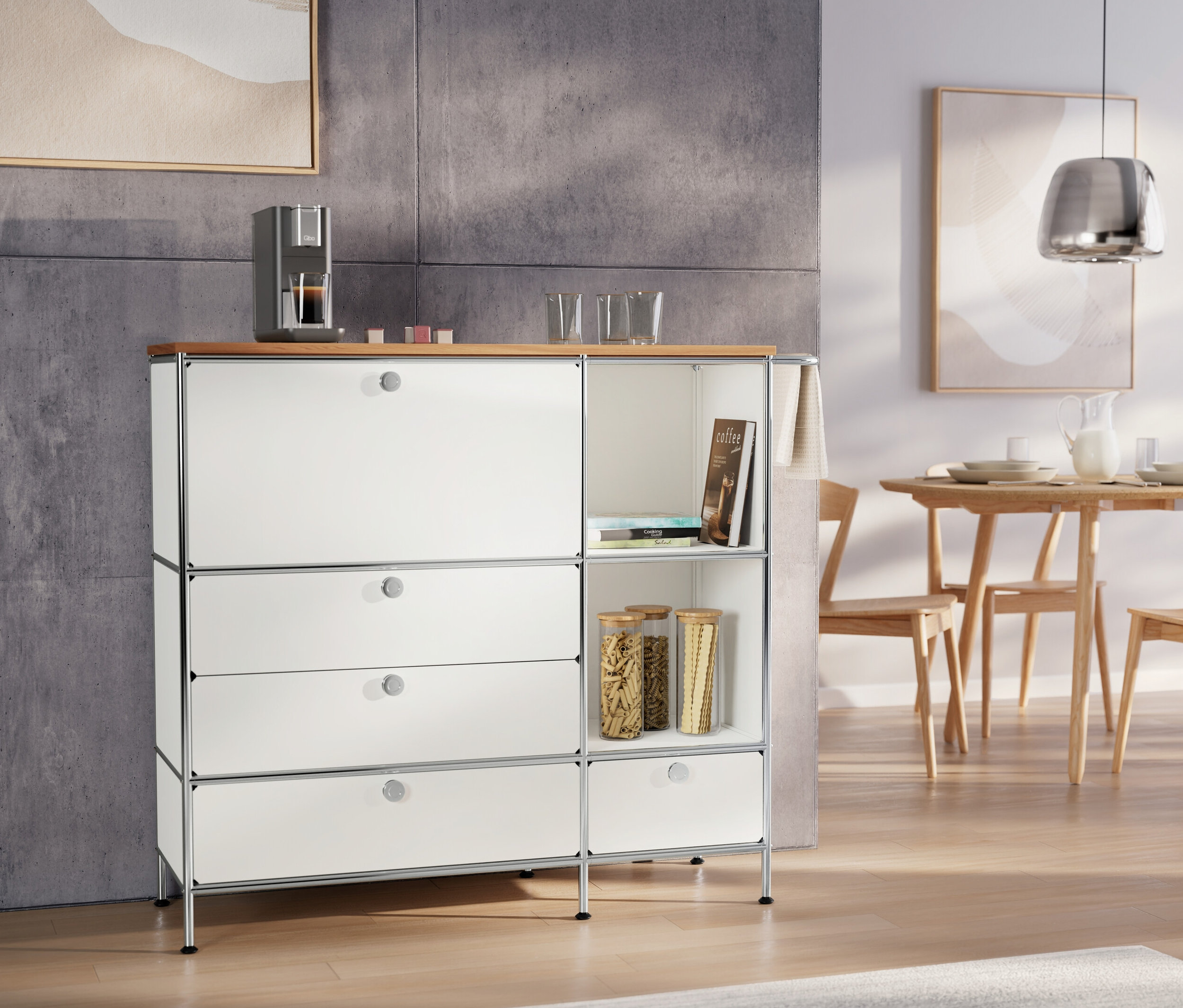 Chrom-Pendelleuchte über Tisch. Sideboard Metall »CN3« mit Holzplatte, weiß, mit Kaffeemaschine.