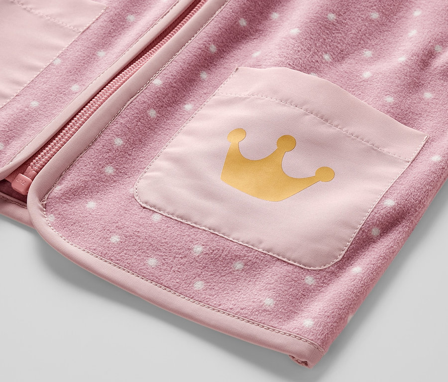 Detail einer Kinder-Fleeceweste mit Kronenmotiv und Reißverschluss.