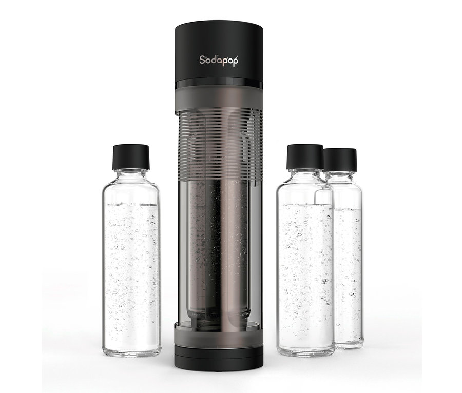 Sodapop Wassersprudler »Logan« und drei Glasflaschen mit Wasser.