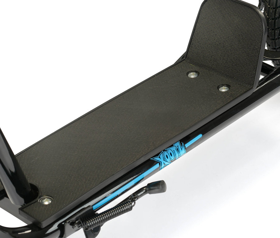 Detailaufnahme eines blauen Xootz BMX-Scooters.