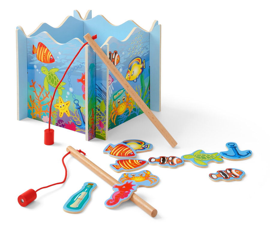Holzspielzeug-Angelspiel mit Meeresgrund-Hintergrund und Holzfischen und Angelruten.