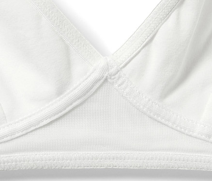 Detailansicht eines weißen Mädchen-Triangel-BHs aus einem 2er-Pack.