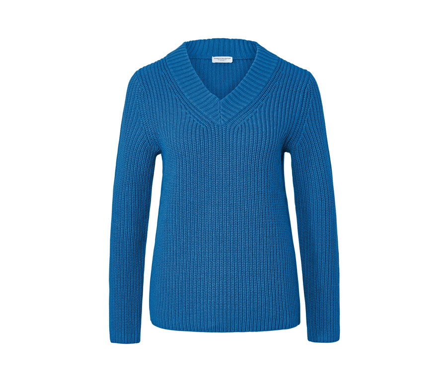 Blauer Strickpullover mit V-Ausschnitt.