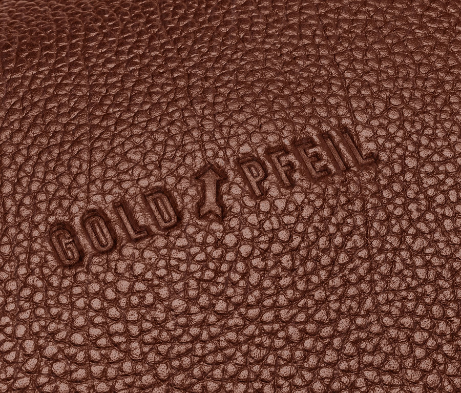 Detailaufnahme einer braunen Leder-Aktentasche "Goldpfeil" mit eingeprägtem Schriftzug.