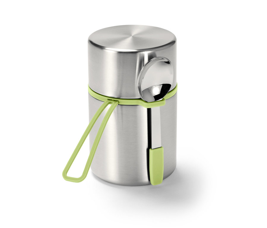 Ein silberner To-go-Thermobehälter mit einem grünen Griff und Löffel.