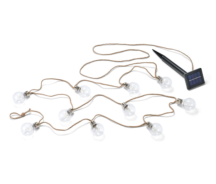 Solar-Lichterkette mit Juteseil und Solarpanel auf weißem Hintergrund.