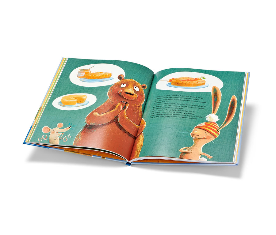 Geöffnetes Buch mit Illustrationen von einem Bär und einem Hasen. Auf der linken Seite ist eine Illustration von einem Bär und einer Maus. Über dem Bär sind Illustrationen von Kuchen. Das Buch ist »Hase Hibiskus«.