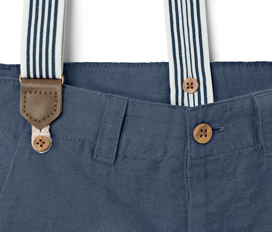 Detailansicht von blauen Kinder-Shorts mit Knöpfen und gestreiften Hosenträgern.