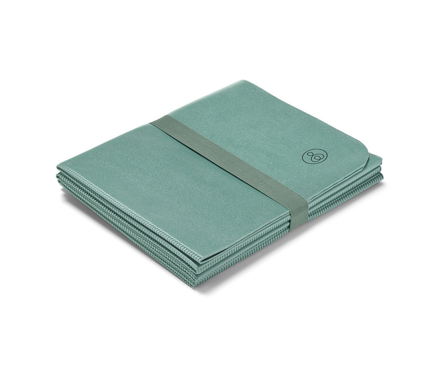 Eine gefaltete Falt-Yogamatte wird von einem Gummiband gehalten.