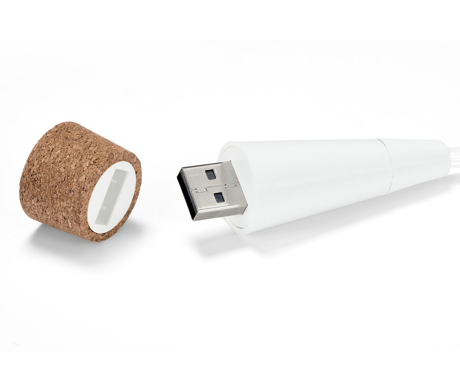Nahaufnahme eines LED-Korkens mit Akku und USB-Stecker.