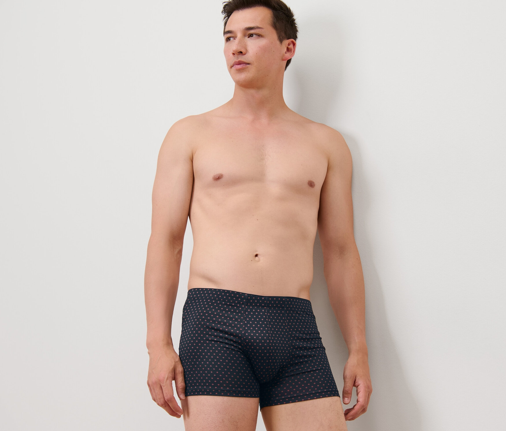 Mann posiert in 4 Slipboxer.