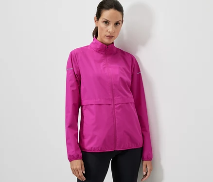 Frau trägt eine pinke Windprotection-Laufjacke.
