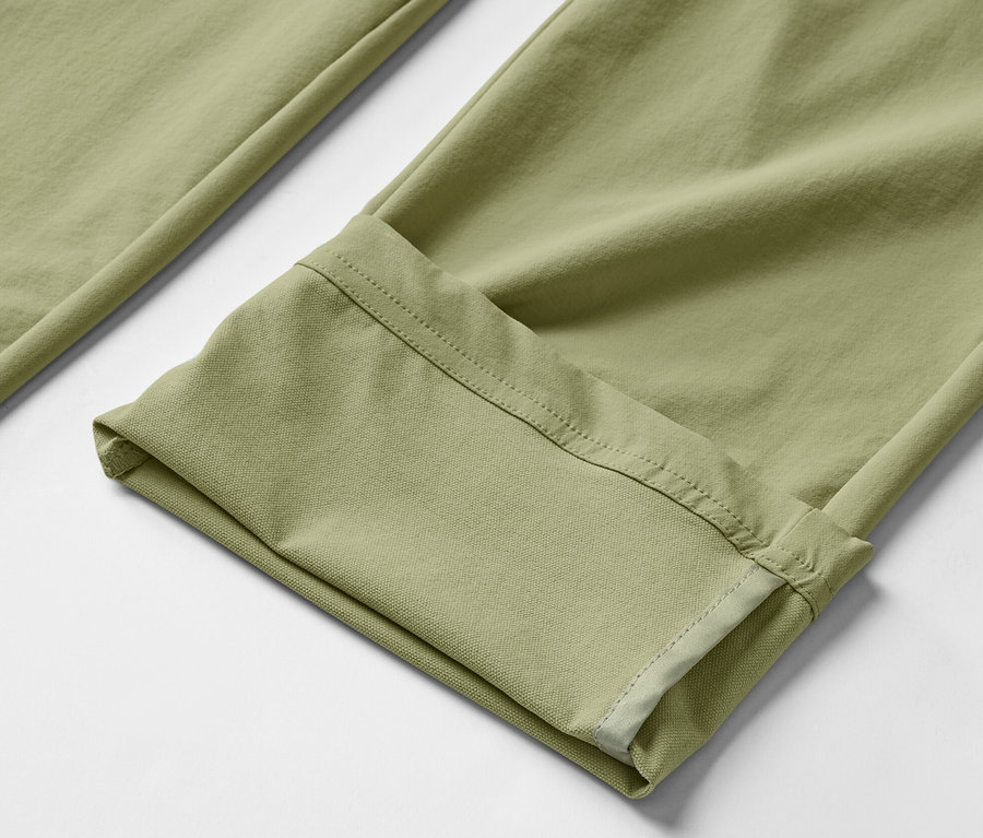 Detailansicht einer khakifarbenen Softshellhose.