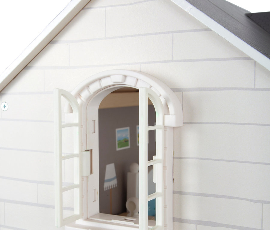 Detailansicht eines weißen Small Foot Puppenhaus Stadtvilla mit geöffnetem Fenster.