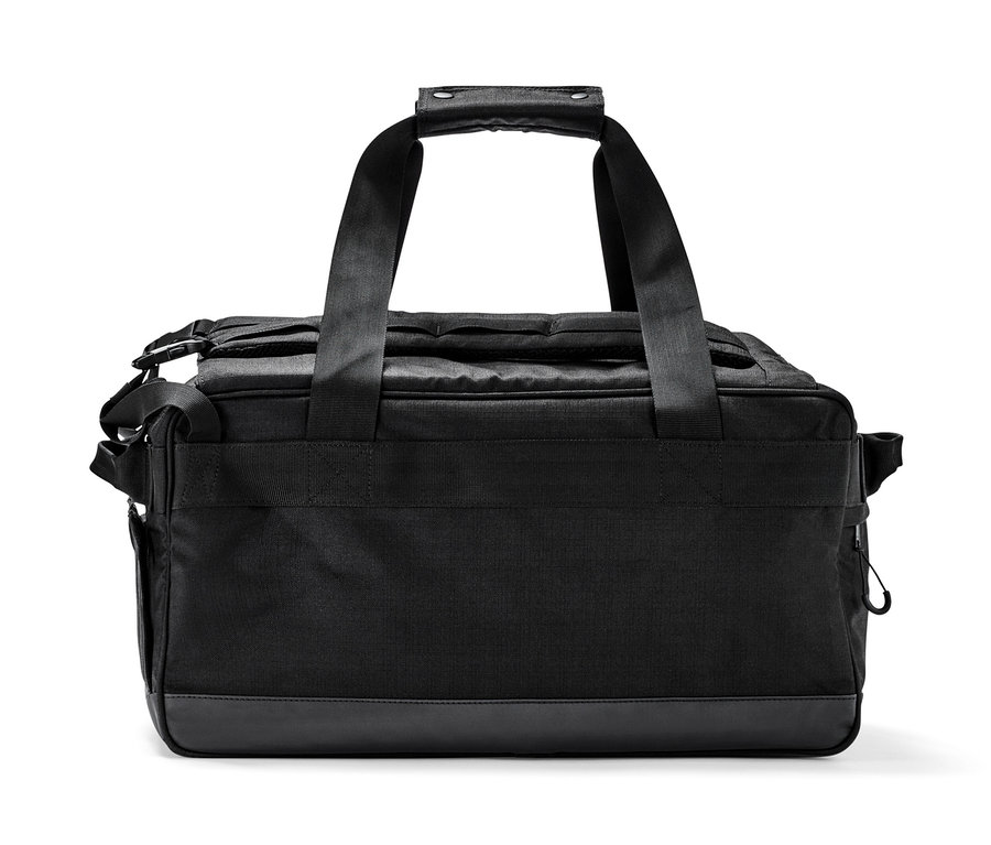 Schwarze Duffle-Bag.