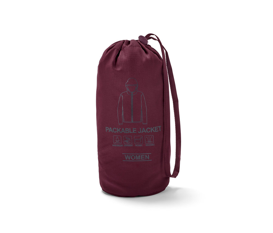 Ein Packsack mit einer leichten Funktionsjacke »pack me« in Pflaumenfarbe.