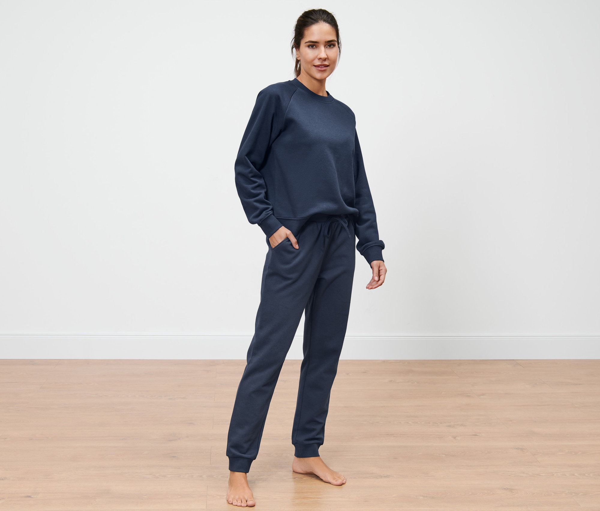 Frau posiert in einem Hausanzug.