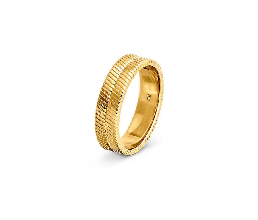 Nahaufnahme eines goldenen 925 Silber Rings Heringbone.