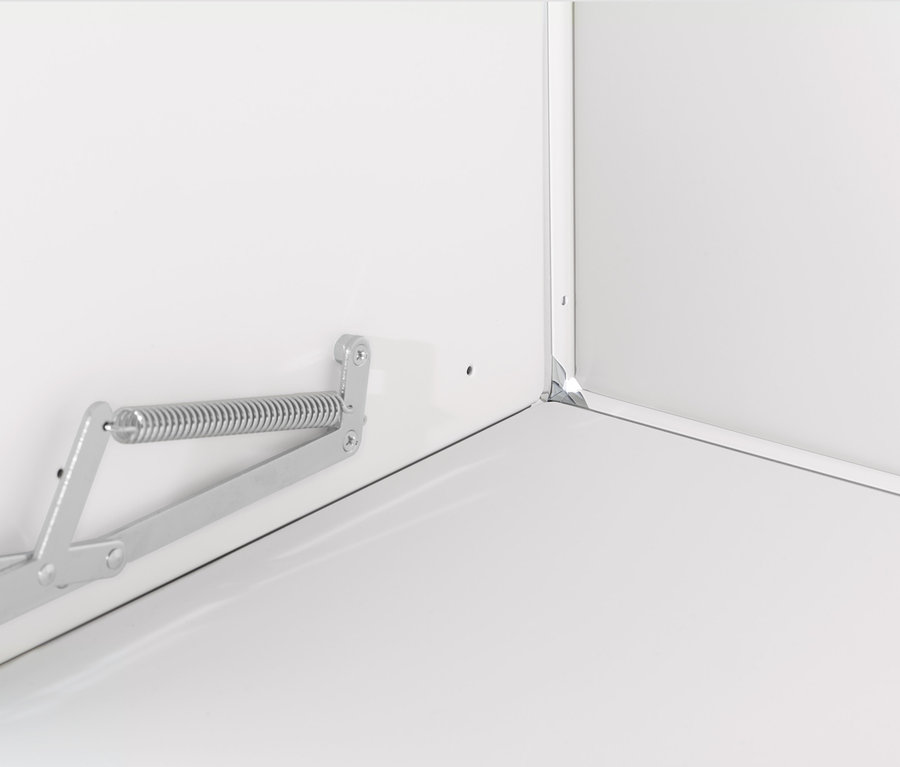 Detailansicht eines weißen CN3 Sideboards mit Metallmechanismus für Klappfächer.