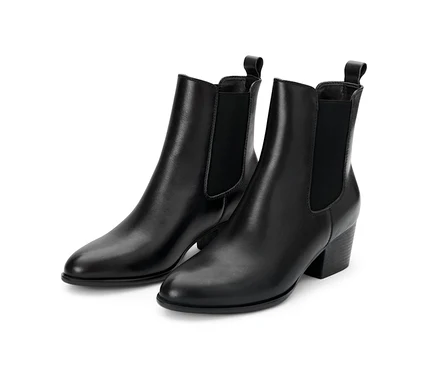 Zwei Leder-Stiefeletten auf weißem Hintergrund.